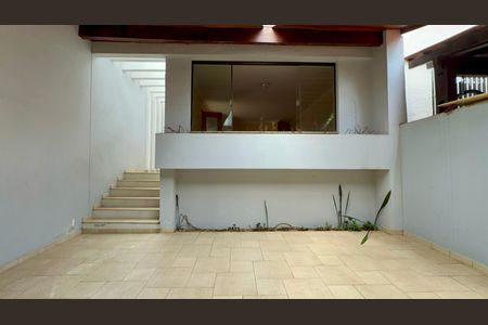 Casa à venda com 220m², 4 quartos e 2 vagas Casa à venda com 220m², 4 quartos e 2 vagasGaragem
