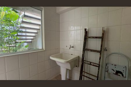 Casa à venda com 220m², 4 quartos e 2 vagas Casa à venda com 220m², 4 quartos e 2 vagasLavanderia