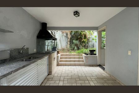 Casa à venda com 220m², 4 quartos e 2 vagas Casa à venda com 220m², 4 quartos e 2 vagasQuintal