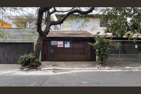 Casa à venda com 220m², 4 quartos e 2 vagas Casa à venda com 220m², 4 quartos e 2 vagasFachada