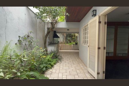 Casa à venda com 220m², 4 quartos e 2 vagas Casa à venda com 220m², 4 quartos e 2 vagasQuintal