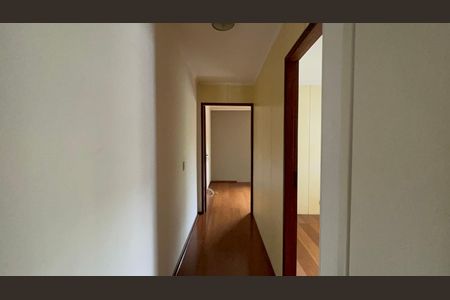 Casa à venda com 220m², 4 quartos e 2 vagas Casa à venda com 220m², 4 quartos e 2 vagasCorredor