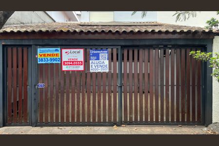 Casa à venda com 220m², 4 quartos e 2 vagas Casa à venda com 220m², 4 quartos e 2 vagasFachada