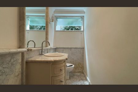 Casa à venda com 220m², 4 quartos e 2 vagas Casa à venda com 220m², 4 quartos e 2 vagasLavabo