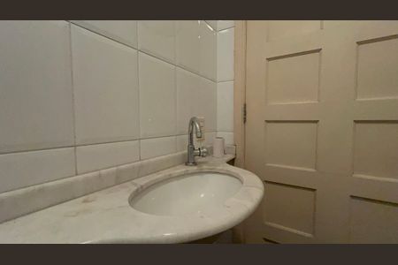 Casa à venda com 220m², 4 quartos e 2 vagas Casa à venda com 220m², 4 quartos e 2 vagasBanheiro 2