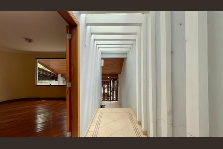 Casa à venda com 220m², 4 quartos e 2 vagas Casa à venda com 220m², 4 quartos e 2 vagasCorredor
