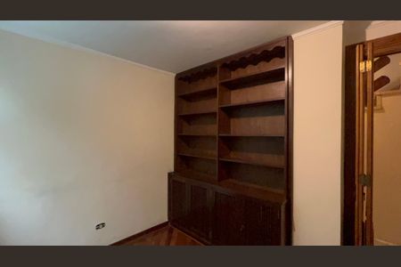Casa à venda com 220m², 4 quartos e 2 vagas Casa à venda com 220m², 4 quartos e 2 vagasEscritório