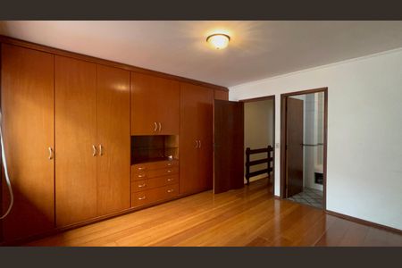 Casa à venda com 220m², 4 quartos e 2 vagas Casa à venda com 220m², 4 quartos e 2 vagasSuite