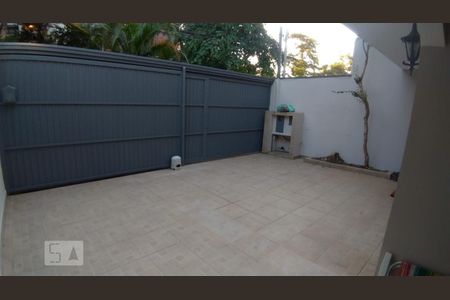 Casa à venda com 180m², 5 quartos e 5 vagas Casa à venda com 180m², 5 quartos e 5 vagasÁrea Externa