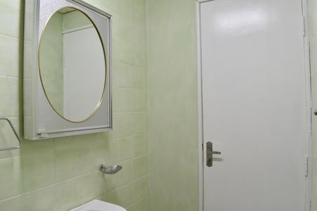 Banheiro Social de kitnet/studio para alugar com 1 quarto, 65m² em Mercês, Curitiba