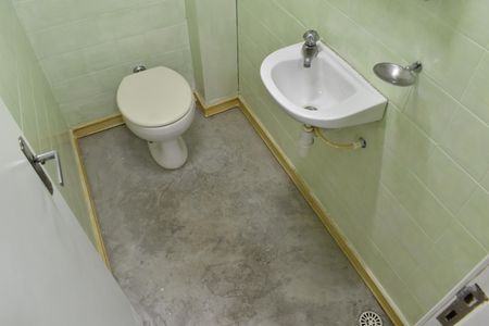 Banheiro Social de kitnet/studio para alugar com 1 quarto, 65m² em Mercês, Curitiba