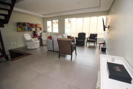 Sala de casa de condomínio à venda com 5 quartos, 220m² em Pedra Redonda, Porto Alegre