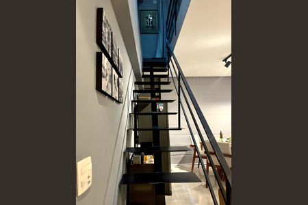 Apartamento à venda com 55m², 1 quarto e 1 vaga Apartamento à venda com 55m², 1 quarto e 1 vagaEscada