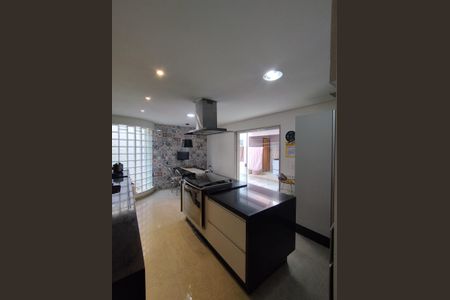 Casa à venda com 311m², 4 quartos e 4 vagas Casa à venda com 311m², 4 quartos e 4 vagasCozinha - Armários