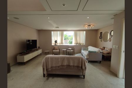 Casa à venda com 311m², 4 quartos e 4 vagas Casa à venda com 311m², 4 quartos e 4 vagasSala