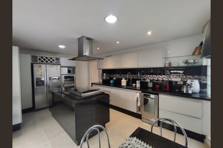 Casa à venda com 311m², 4 quartos e 4 vagas Casa à venda com 311m², 4 quartos e 4 vagasCozinha - Armários