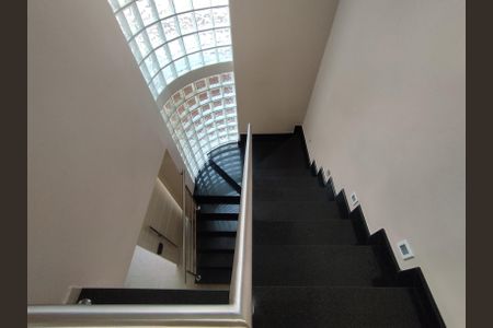 Casa à venda com 311m², 4 quartos e 4 vagas Casa à venda com 311m², 4 quartos e 4 vagasEscada para as Suítes