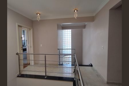 Casa à venda com 311m², 4 quartos e 4 vagas Casa à venda com 311m², 4 quartos e 4 vagasCorredor