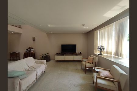 Casa à venda com 311m², 4 quartos e 4 vagas Casa à venda com 311m², 4 quartos e 4 vagasSala