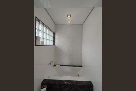 Casa à venda com 311m², 4 quartos e 4 vagas Casa à venda com 311m², 4 quartos e 4 vagasBanheira