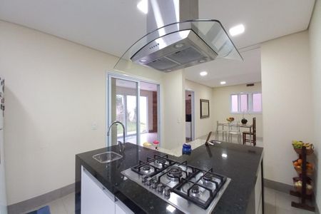 Casa de condomínio para alugar com 323m², 4 quartos e 4 vagas Casa de condomínio para alugar com 323m², 4 quartos e 4 vagasCozinha