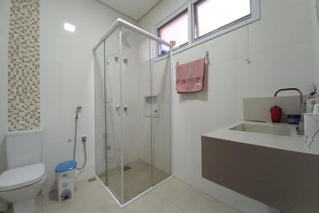 Casa de condomínio para alugar com 323m², 4 quartos e 4 vagas Casa de condomínio para alugar com 323m², 4 quartos e 4 vagasBanheiro da Suíte 1
