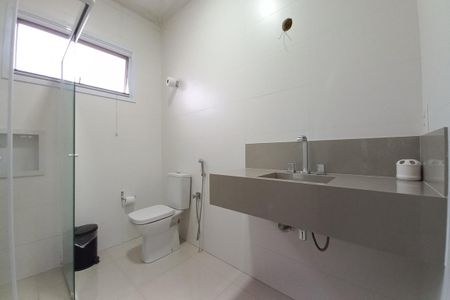 Casa de condomínio para alugar com 323m², 4 quartos e 4 vagas Casa de condomínio para alugar com 323m², 4 quartos e 4 vagasBanheiro da Suíte 4