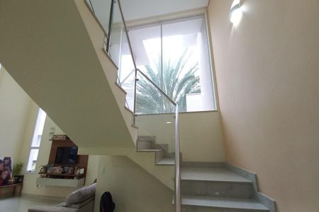 Casa de condomínio para alugar com 323m², 4 quartos e 4 vagas Casa de condomínio para alugar com 323m², 4 quartos e 4 vagasEscada