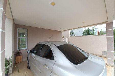 Casa de condomínio para alugar com 323m², 4 quartos e 4 vagas Casa de condomínio para alugar com 323m², 4 quartos e 4 vagasGaragem