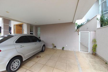 Casa de condomínio para alugar com 323m², 4 quartos e 4 vagas Casa de condomínio para alugar com 323m², 4 quartos e 4 vagasGaragem