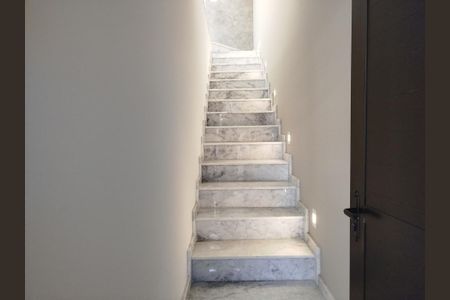 Casa à venda com 245m², 3 quartos e 5 vagasEscada