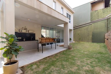 Casa de condomínio à venda com 198m², 2 quartos e 2 vagas Casa de condomínio à venda com 198m², 2 quartos e 2 vagasÁrea externa