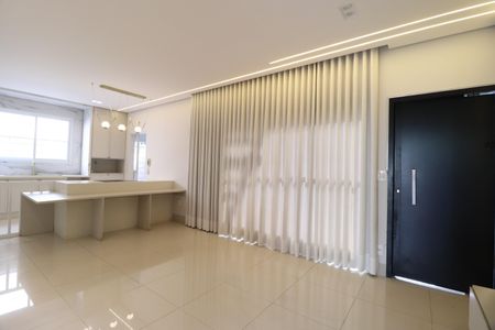 Sala de casa de condomínio para alugar com 3 quartos, 100m² em Laranjeiras, Uberlândia
