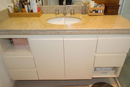 Apartamento à venda com 138m², 3 quartos e 2 vagas Apartamento à venda com 138m², 3 quartos e 2 vagasBanheiro da Suíte 1