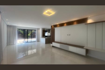 Casa de condomínio à venda com 210m², 3 quartos e 4 vagasSala