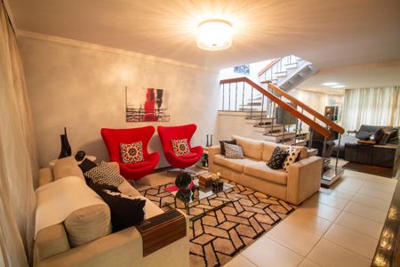Casa à venda com 242m², 4 quartos e 3 vagasSala