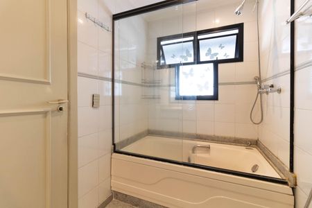 Apartamento à venda com 177m², 3 quartos e 3 vagas Apartamento à venda com 177m², 3 quartos e 3 vagasBanheiro da Suíte 1
