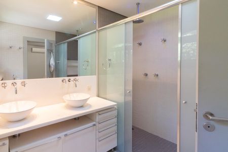 Casa à venda com 318m², 3 quartos e 4 vagasBanheiro da Suíte 2