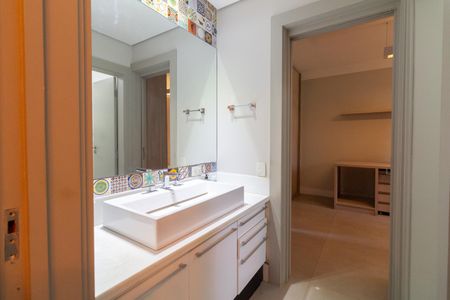 Casa à venda com 318m², 3 quartos e 4 vagasBanheiro da Suíte 1