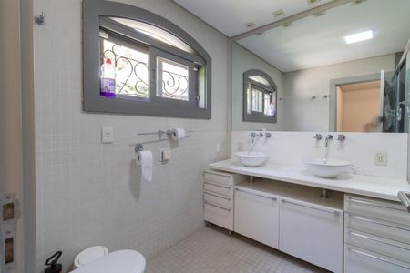 Casa à venda com 318m², 3 quartos e 4 vagasBanheiro da Suíte 2