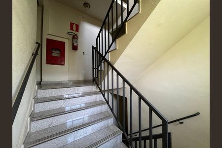 Apartamento à venda com 70m², 2 quartos e 1 vaga Apartamento à venda com 70m², 2 quartos e 1 vagaEscada