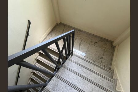 Apartamento à venda com 70m², 2 quartos e 1 vaga Apartamento à venda com 70m², 2 quartos e 1 vagaEscada