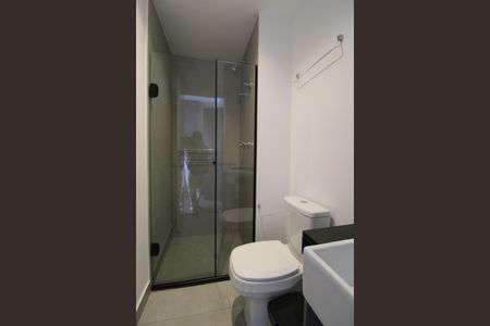 Banheiro de kitnet/studio para alugar com 1 quarto, 24m² em Indianópolis, São Paulo