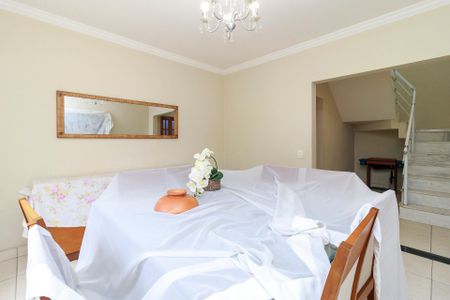 Casa à venda com 191m², 4 quartos e 4 vagas Casa à venda com 191m², 4 quartos e 4 vagasSala