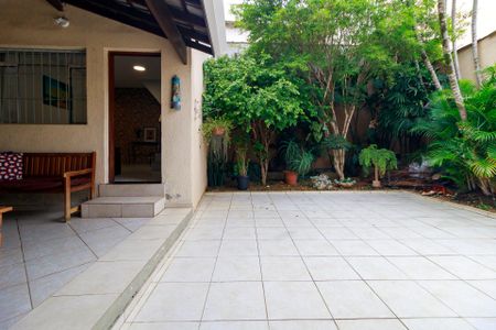 Casa à venda com 191m², 4 quartos e 4 vagas Casa à venda com 191m², 4 quartos e 4 vagasQuintal