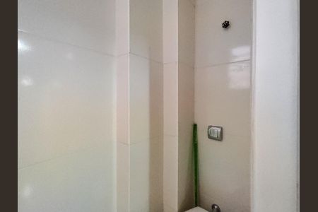 Apartamento à venda com 75m², 2 quartos e sem vaga Apartamento à venda com 75m², 2 quartos e sem vagaBanheiro de serviço