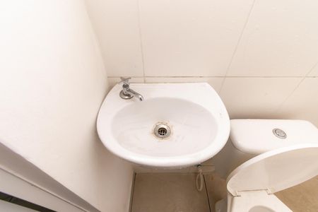 Banheiro de kitnet/studio para alugar com 1 quarto, 15m² em Liberdade, São Paulo