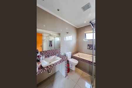 Apartamento à venda com 238m², 6 quartos e 4 vagas Apartamento à venda com 238m², 6 quartos e 4 vagasBanheiro da Suíte 3