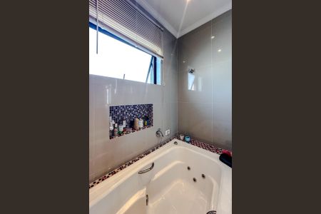 Apartamento à venda com 238m², 6 quartos e 4 vagas Apartamento à venda com 238m², 6 quartos e 4 vagasBanheiro da Suíte 3