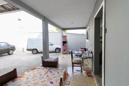 Casa à venda com 242m², 3 quartos e 4 vagas Casa à venda com 242m², 3 quartos e 4 vagasQuintal